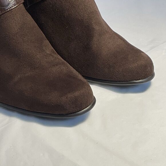 Brown Suede Boots PREDICTIONS NOEL 3” Thick Heel Zip Below Knee Size 9.5w Y2K - Picture 10 of 16